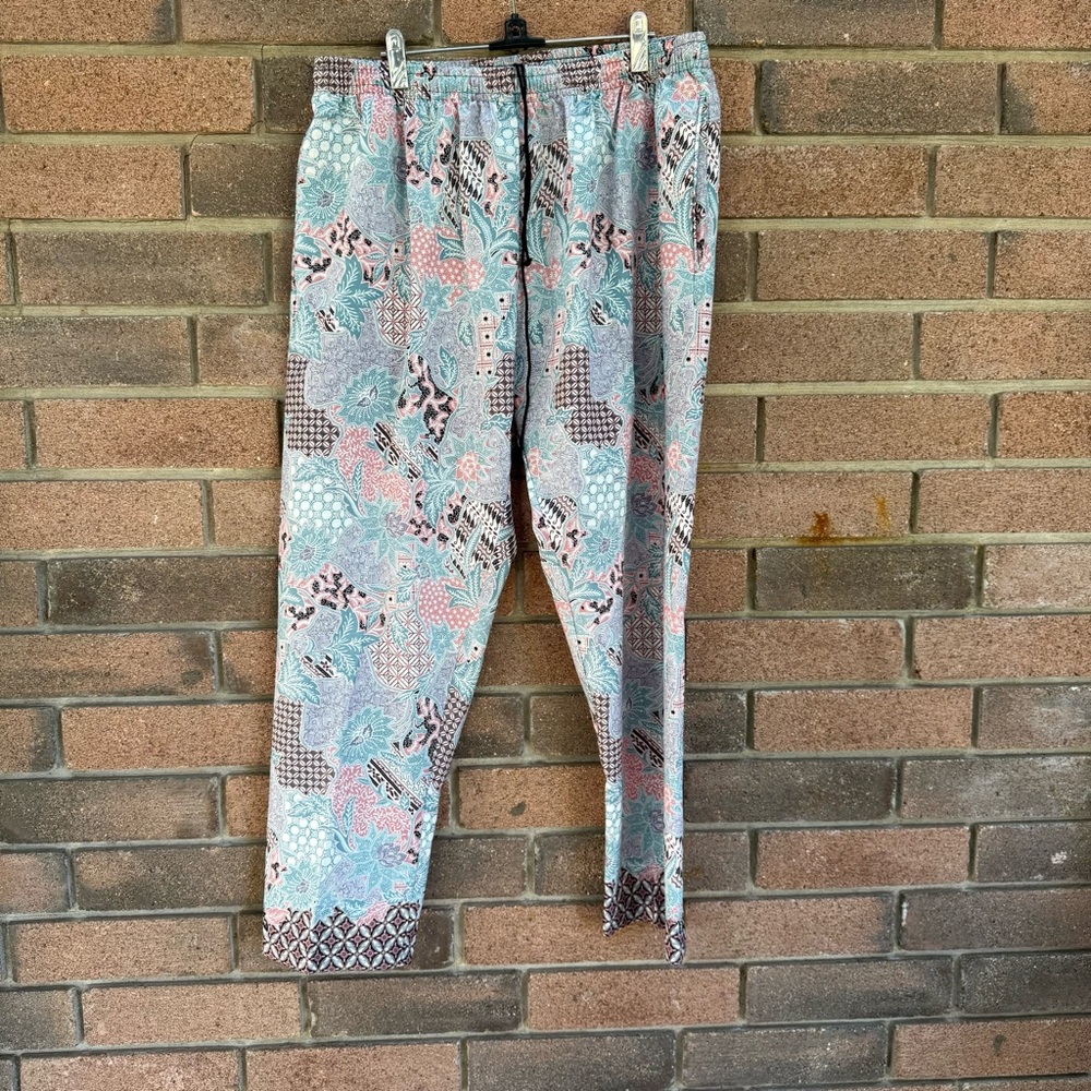 Floral Patterned Capris Size EU38/US22 with pockets